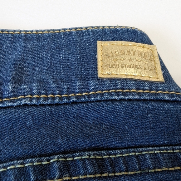 Women's Jeans by Levi's Signature Size 33/28 - Picture 2 of 8